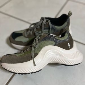 Sketchers sneakers new